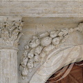 BIRAN - église Notre-Dame-de-Pitié : porche (détails chapiteau corinthien sur un fût cannelé et fruits du terroir)