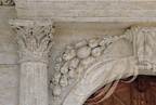BIRAN - église Notre-Dame-de-Pitié : porche (détails chapiteau corinthien sur un fût cannelé et fruits du terroir)