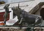 VIC-FEZENSAC : Statues en bronze (hommage à la vérité tauromachique symbolisée par le torero Ruiz Miguel) 