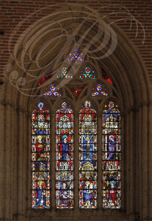 SIMORRE (France - 32) - église abbatiale Notre-Dame :  verrière de la baie supérieure du chevet, datée de 1357
