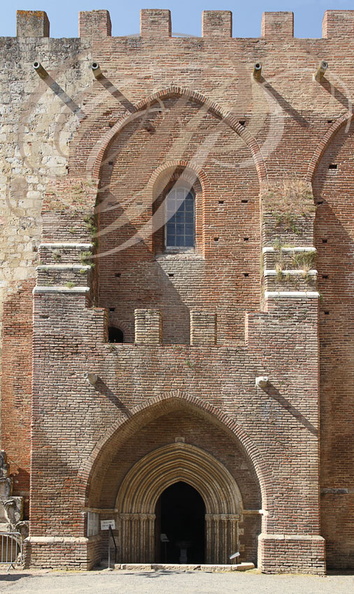SIMORRE - église abbatiale Notre-Dame : le porche d'entrée en arc brisé