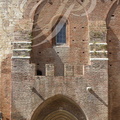 SIMORRE - église abbatiale Notre-Dame : le porche d'entrée en arc brisé
