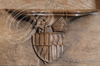 SIMORRE - église abbatiale Notre-Dame : une miséricorde des stalles exécutées  sous l’abbé Roger de Labarthe (1492-1519) et classées Monuments Historiques depuis 1962 (cette miséricorde représente le blason de l'abbé)