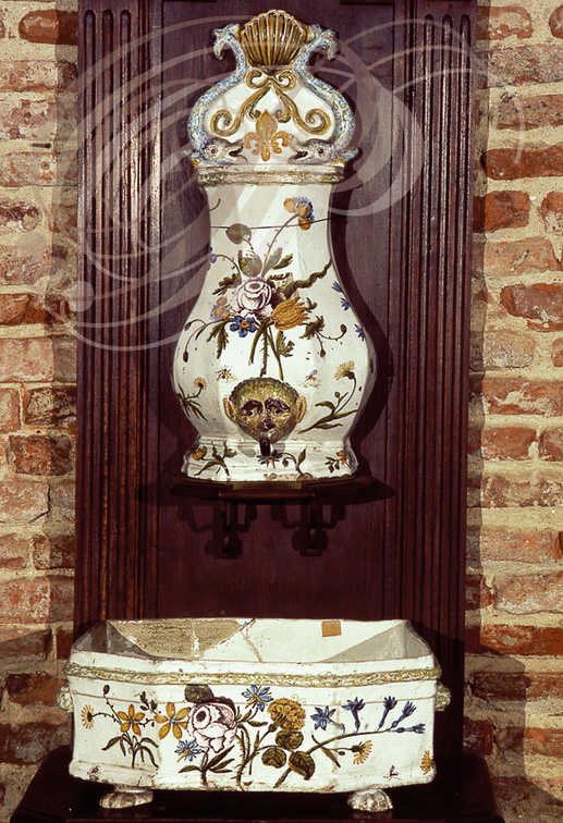 MONTAUBAN - Musée Ingres : Fontaine en faïence du XVIIIe siècle