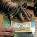 BUREAU en marqueterie motifs grenouilles : découpe des pièces de marqueterie