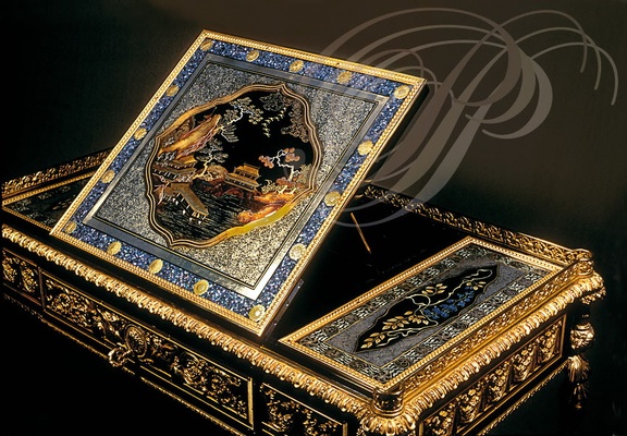 COPIE de l'ÉCRITOIRE LOUIS XVI créé pour la reine MARIE-ANTOINETTE par ADAM WEISWEILLER : détail du dessus en laque de Chine et de l'encadrement des 5000 carrés de nacre