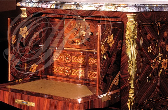 COPIE d'un PETIT SECRÉTAIRE DE DAME style LOUIS XV d'après Roger VANDERCRUSE dit LACROIX réalise en bois de rose identique à l'original : détail de l'intérieur