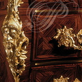Copie d'une COMMODE dite "en tombeau" de style Louis XIV Régence, d'après Louis DELAÎTRE : tête de guerrier en bronze ciselé, fixée en chute