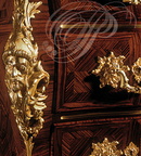 Copie d'une COMMODE dite "en tombeau" de style Louis XIV Régence, d'après Louis DELAÎTRE : tête de guerrier en bronze ciselé, fixée en chute