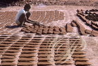 INDE (Madhya Pradesh)  -  Khana : fabrication de tuiles en argile