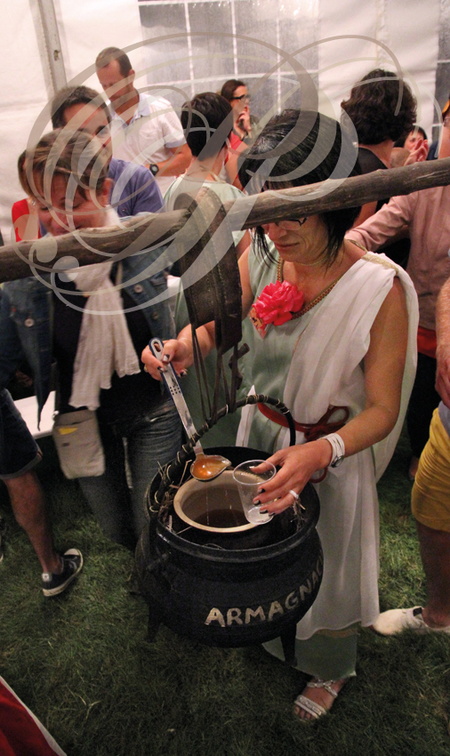 EAUZE - FESTIVAL GALOP ROMAIN 2014 - banquet gaulois : distribution de la "potion magique" à l'issue du banquet 