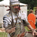EAUZE - FESTIVAL GALOP ROMAIN 2014 - légionnaire de la légion VI Ferrata (porteuse du fer) équipé du casque (galeum), de la cuirasse à plaques (lorica segmentata) et de la lance à pointe de fer (pilum)