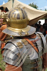 EAUZE - FESTIVAL GALOP ROMAIN 2014 - légionnaire de la légion VI Ferrata (porteuse du fer) équipé du casque (galeum) et de la cuirasse à plaques (lorica segmentata)