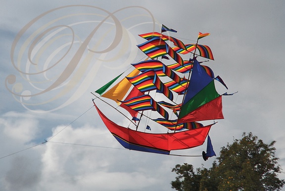 EAUZE (France - 32) - FESTIVAL GALOP ROMAIN - démonstration de cerfs volants indonésiens : le bateau 