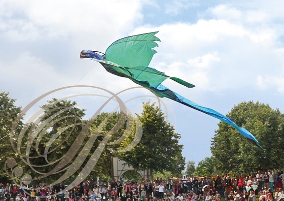 EAUZE (France - 32)  - FESTIVAL GALOP ROMAIN - démonstration de cerfs volants indonésiens : le dragon