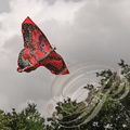 EAUZE (France - 32)  - FESTIVAL GALOP ROMAIN - démonstration de cerfs volants indonésiens : le papillon rouge