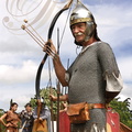 EAUZE - FESTIVAL GALOP ROMAIN 2014 -  archer romain équipé de son casque et de sa cotte de maille