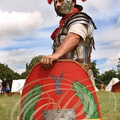 EAUZE - FESTIVAL GALOP ROMAIN 2014 - légionnaire romain : un centurion et son bouclier (scutum) 