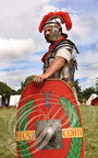 EAUZE - FESTIVAL GALOP ROMAIN 2014 - légionnaire romain : un centurion et son bouclier (scutum) 