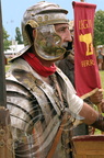 EAUZE - FESTIVAL GALOP ROMAIN 2014 - légionnaire de la IVe légion VI Ferrata (porteuse du fer) équipé du casque (galeum) et de la cuirasse à plaques (lorica segmentata)