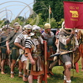 EAUZE - FESTIVAL GALOP ROMAIN 2014 - légionnaires de la légion VI Ferrata (porteuse du fer) guidée par son porte-enseigne (le Signifer)