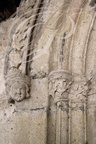 CASTET-ARROUY - église Sainte-Blandine ( XVIe siècle) - le porche : décor de l'arc ogival (feuilles de chêne et tête d'ange)