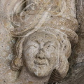 CASTET-ARROUY - église Sainte-Blandine ( XVIe siècle) - le porche : décor de l'arc ogival (tête d'ange)