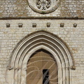 DUNES - église Sainte-Madeleine : le porche en arc brisé et la rosace