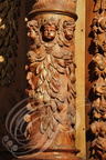 DUNES - église Sainte-Madeleine : retable archtecturé à niches du XVIIe siècle (style baroque) - détail de motifs sculptés