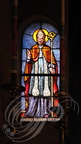 SAINT-CRÉAC - église Saint-Loup : vitrail du chœur représentant saint Loup (œuvre du maître verrier toulousain Amédée Bergès) 