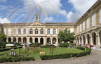 LECTOURE - ancien hôpital construit sur l'emplacemen du château des comtes d'Armagnac (foire des Antiquaires)