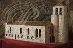 SAINT-CLAR - Fête de l'Ail - maquette de la vieille église habillée avec des peaux d'ail