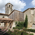 SAINT-CLAR - le jardin des quatre saisons - à gauche : la vieille église du XIIe siècle