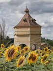 MIRAMONT (Lomagne gersoise) - château de Latour : pigeonnier hexagonal sur arcades à lanternon et lucarnes d'envol
