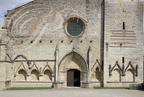 FLEURANCE - église Notre-Dame de Fleurance - détail de la façade : portail voussuré et six enfeux décorés