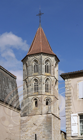 FLEURANCE - église Notre-Dame de Fleurance : le clocher de base carrée à lanternon octogonal
