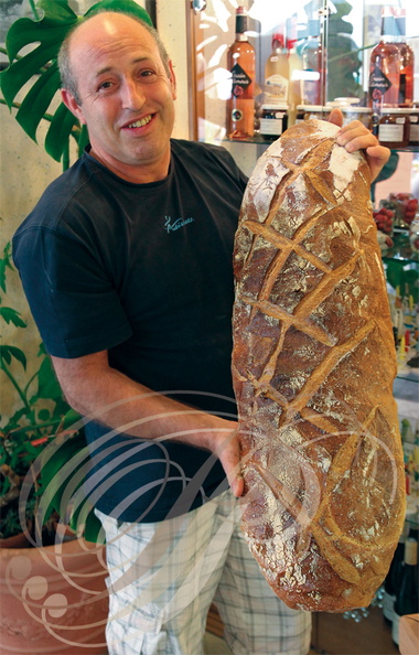 SAINT-CLAR - Le "Fournil Gourmand" : pain de 5 kg confectionné par Pascal CASTAING