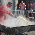 SAINT-CLAR - Fête de l'Ail -  la moulade : aspersion des moules avec la sauce à l'ail 