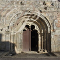 SAINT-ANTOINE-de-PONT-d'ARRATZ - église Saint-Antoine le Grand : façade et son portail trilobé de style hispano-mauresque encadré d'arcs en plein cintre 