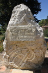 GONDRIN - Sanctuaire de Tonneteau : pierre commemorant l'apparition de la Vierge au XVe siècle