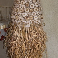 SAINT-CLAR - MAISON de l'AIL - exposition de maquettes réalisées avec les différentes parties de l'ail (bulbes, tiges et peaux) par la famille Gamot : robe de mariée