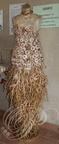 SAINT-CLAR - MAISON de l'AIL - exposition de maquettes réalisées avec les différentes parties de l'ail (bulbes, tiges et peaux) par la famille Gamot : robe de mariée