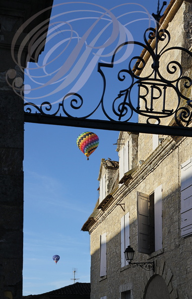 LECTOURE_Rassemblement_de_montgolfieres_passage_au_dessus_de_la_mairie.jpg