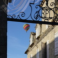 LECTOURE - Rassemblement de montgolfières : passage au-dessus de la mairie