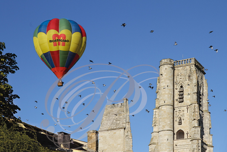 LECTOURE_Rassemblement_de_montgolfieres_montgolfiere_au_dessus_de_la_cathedrale_.jpg