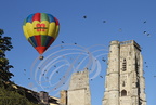 LECTOURE - Rassemblement de montgolfières : montgolfière au-dessus de la cathédrale 