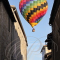 LECTOURE_Rassemblement_de_montgolfieres_montgolfiere_passant_au_dessus_dune_rue_.jpg