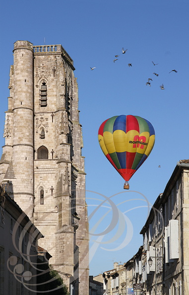 LECTOURE - Rassemblement de montgolfières : montgolfière au-dessus du clocher de la cathédrale