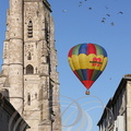 LECTOURE - Rassemblement de montgolfières : montgolfière au-dessus du clocher de la cathédrale