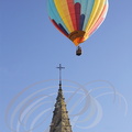 LECTOURE_Rassemblement_de_montgolfieres_montgolfiere_au_dessus_dun_clocher.jpg